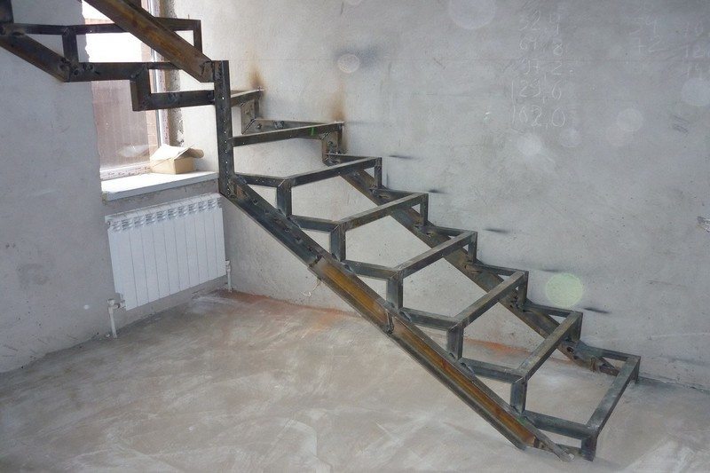 Перила для лестницы из металла – долговечные и надежные конструкции